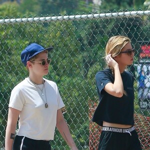 Exclusif - Stella Maxwell et sa compagne Kristen Stewart s'embrassent et se câlinent dans les rues de Los Angeles, le 20 août 2018.