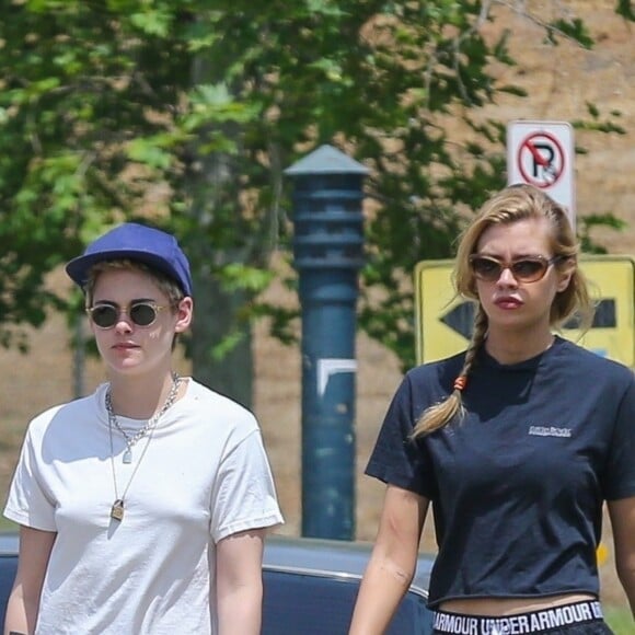 Exclusif - Stella Maxwell et sa compagne Kristen Stewart s'embrassent et se câlinent dans les rues de Los Angeles, le 20 août 2018.