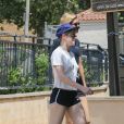 Exclusif - Stella Maxwell et sa compagne Kristen Stewart s'embrassent et se câlinent dans les rues de Los Angeles, le 20 août 2018.