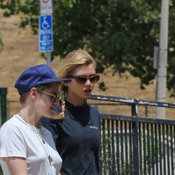 Exclusif - Stella Maxwell et sa compagne Kristen Stewart s'embrassent et se câlinent dans les rues de Los Angeles, le 20 août 2018.