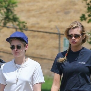 Exclusif - Stella Maxwell et sa compagne Kristen Stewart s'embrassent et se câlinent dans les rues de Los Angeles, le 20 août 2018.