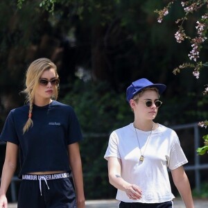 Exclusif - Stella Maxwell et sa compagne Kristen Stewart s'embrassent et se câlinent dans les rues de Los Angeles, le 20 août 2018.