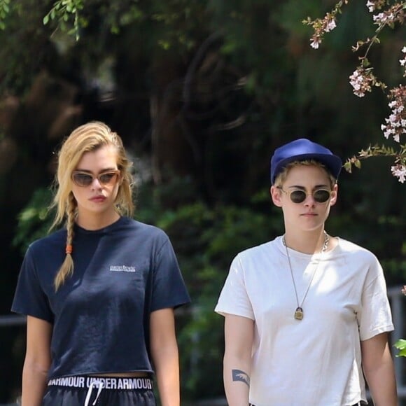Exclusif - Stella Maxwell et sa compagne Kristen Stewart s'embrassent et se câlinent dans les rues de Los Angeles, le 20 août 2018.