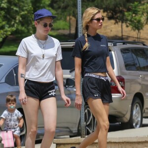 Exclusif - Stella Maxwell et sa compagne Kristen Stewart s'embrassent et se câlinent dans les rues de Los Angeles, le 20 août 2018.