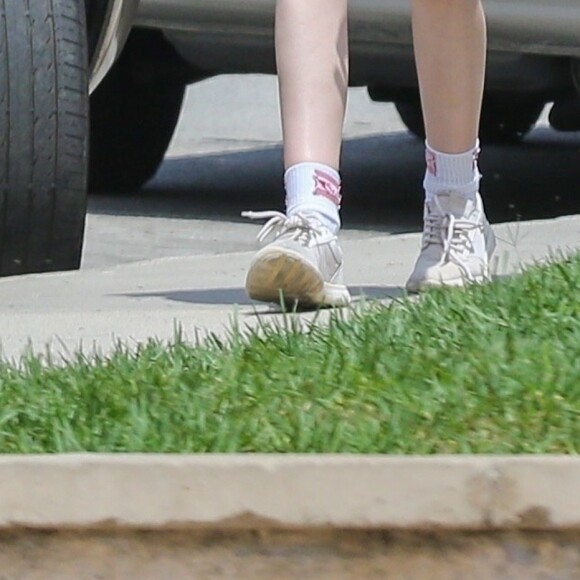 Exclusif - Stella Maxwell et sa compagne Kristen Stewart s'embrassent et se câlinent dans les rues de Los Angeles, le 20 août 2018.