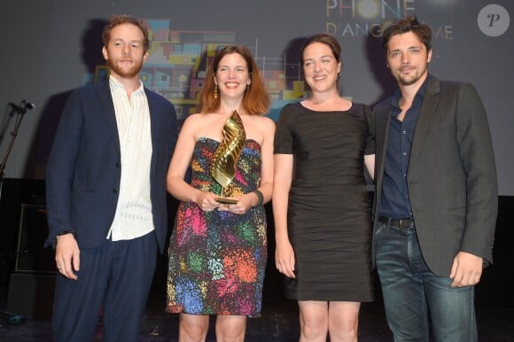 Claire Dumas, Judith David (réalisatrice), Malik Zidi avec le Valois du jury pour le film "Tout ce qu'il me reste de la révolution" et Raphaël Personnaz (membre du jury) lors de la clôture de la 11ème édition du festival du Film Francophone d'Angoulême, France, le 26 août 2018. © Coadic Guirec/Bestimage