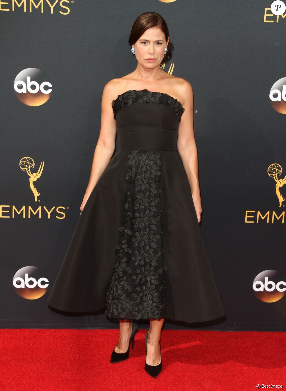 Maura Tierney - 68ème cérémonie des Emmy Awards au Microsoft Theater à Los Angeles, le 18 septembre 2016.