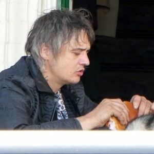 Exclusif - Pete Doherty et sa compagne Katia De Vidas ont été aperçus en train de s'embrasser à Margate au Royaume-Uni. Les amoureux sont aperçus au sein de l'hôtel The Libertines, en pleine rénovation. Ils sont accompagnés par leur husky, le 13 aout 2018.