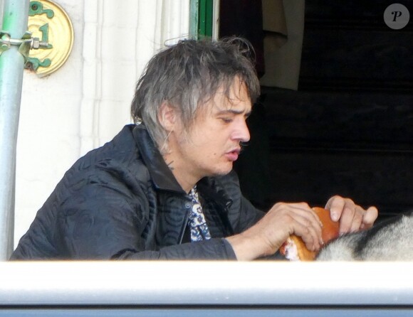 Exclusif - Pete Doherty et sa compagne Katia De Vidas ont été aperçus en train de s'embrasser à Margate au Royaume-Uni. Les amoureux sont aperçus au sein de l'hôtel The Libertines, en pleine rénovation. Ils sont accompagnés par leur husky, le 13 aout 2018.