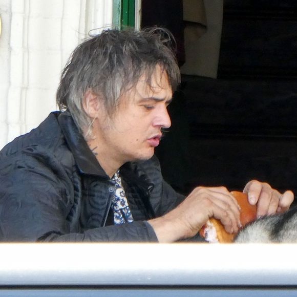 Exclusif - Pete Doherty et sa compagne Katia De Vidas ont été aperçus en train de s'embrasser à Margate au Royaume-Uni. Les amoureux sont aperçus au sein de l'hôtel The Libertines, en pleine rénovation. Ils sont accompagnés par leur husky, le 13 aout 2018.