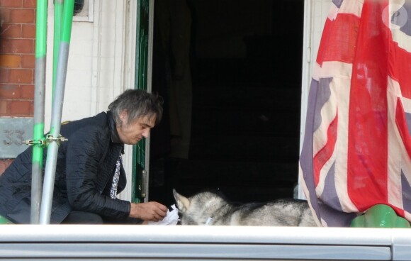 Exclusif - Pete Doherty et sa compagne Katia De Vidas ont été aperçus en train de s'embrasser à Margate au Royaume-Uni. Les amoureux sont aperçus au sein de l'hôtel The Libertines, en pleine rénovation. Ils sont accompagnés par leur husky, le 13 aout 2018.