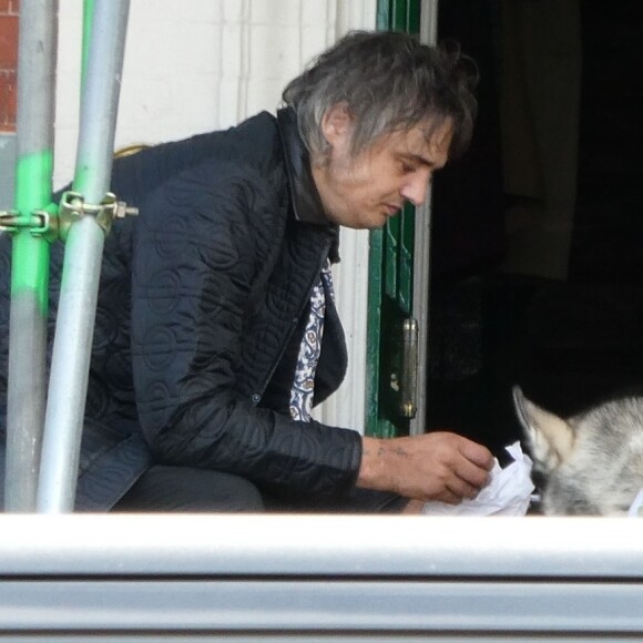 Exclusif - Pete Doherty et sa compagne Katia De Vidas ont été aperçus en train de s'embrasser à Margate au Royaume-Uni. Les amoureux sont aperçus au sein de l'hôtel The Libertines, en pleine rénovation. Ils sont accompagnés par leur husky, le 13 aout 2018.