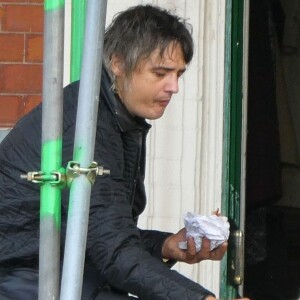 Exclusif - Pete Doherty et sa compagne Katia De Vidas ont été aperçus en train de s'embrasser à Margate au Royaume-Uni. Les amoureux sont aperçus au sein de l'hôtel The Libertines, en pleine rénovation. Ils sont accompagnés par leur husky, le 13 aout 2018.