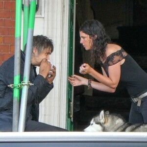 Exclusif - Pete Doherty et sa compagne Katia De Vidas ont été aperçus en train de s'embrasser à Margate au Royaume-Uni. Les amoureux sont aperçus au sein de l'hôtel The Libertines, en pleine rénovation. Ils sont accompagnés par leur husky, le 13 aout 2018.