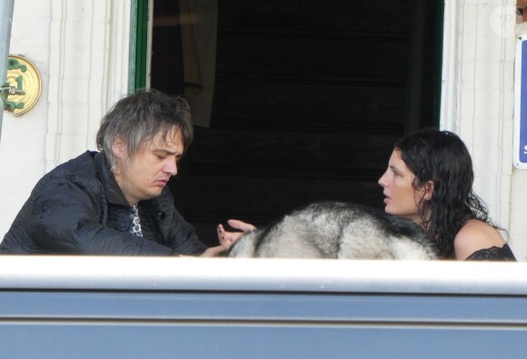 Exclusif - Pete Doherty et sa compagne Katia De Vidas ont été aperçus en train de s'embrasser à Margate au Royaume-Uni. Les amoureux sont aperçus au sein de l'hôtel The Libertines, en pleine rénovation. Ils sont accompagnés par leur husky, le 13 aout 2018.