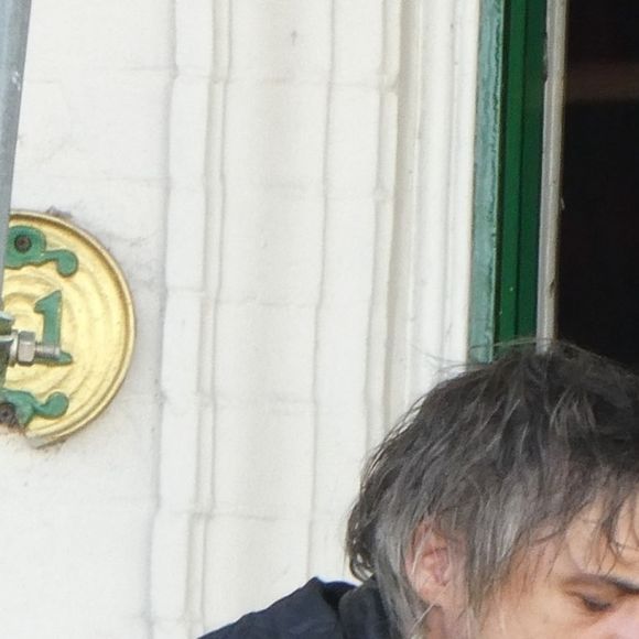 Exclusif - Pete Doherty et sa compagne Katia De Vidas ont été aperçus en train de s'embrasser à Margate au Royaume-Uni. Les amoureux sont aperçus au sein de l'hôtel The Libertines, en pleine rénovation. Ils sont accompagnés par leur husky, le 13 aout 2018.