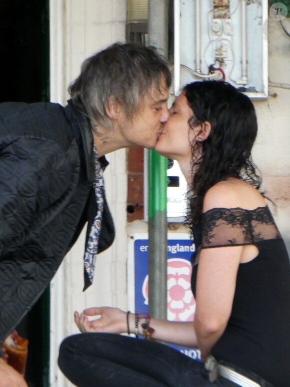 Exclusif - Pete Doherty et sa compagne Katia De Vidas ont été aperçus en train de s'embrasser à Margate au Royaume-Uni. Les amoureux sont aperçus au sein de l'hôtel The Libertines, en pleine rénovation. Ils sont accompagnés par leur husky, le 13 aout 2018.