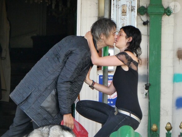 Exclusif - Pete Doherty et sa compagne Katia De Vidas ont été aperçus en train de s'embrasser à Margate au Royaume-Uni. Les amoureux sont aperçus au sein de l'hôtel The Libertines, en pleine rénovation. Ils sont accompagnés par leur husky, le 13 aout 2018.