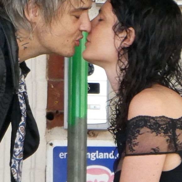 Exclusif - Pete Doherty et sa compagne Katia De Vidas ont été aperçus en train de s'embrasser à Margate au Royaume-Uni. Les amoureux sont aperçus au sein de l'hôtel The Libertines, en pleine rénovation. Ils sont accompagnés par leur husky, le 13 aout 2018.