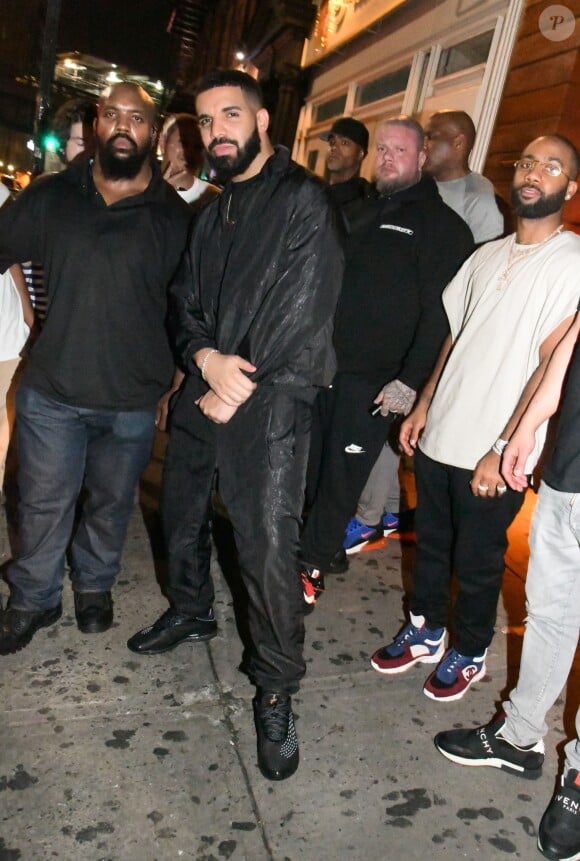 Exclusif - Le rappeur Drake quitte le club 1oak à New York le 29 aout 2018.  Exclusive - For Germany call for price - 08/29/2018 - Drake is pictured as he leaves 1oak nightclub in New York City after concert with Migos. The 31 year old Canadian rapper struck a pose for the camera as he stepped out in an all black outfit.29/08/2018 - New York