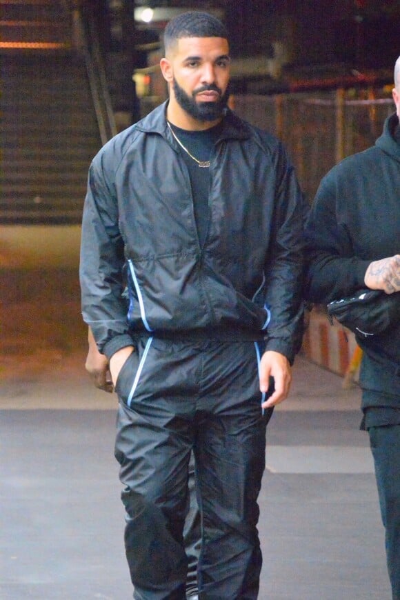 Le rappeur Drake et ses gardes du corps dans la rue à New York le 28 août 2018.  New York, NY - Rapper Drake is seen surrounded by his bodyguards after performing on his Aubrey and The Three Migos Tour in New York. Drake kept its casual in a black sweatsuit and sneakers as he made his way down the street.28/08/2018 - New York