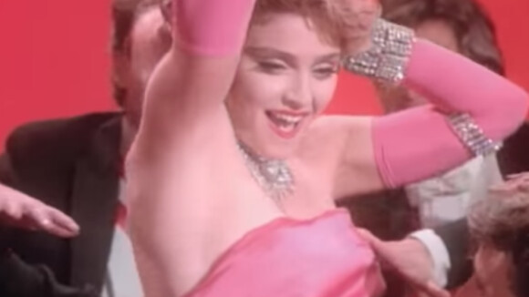 Madonna rend hommage à Marilyn Monroe dans "Material Girl", en 1984.