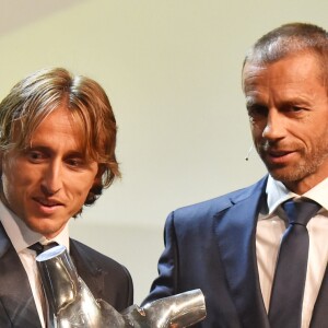 Luka Modric recoit le prix du meilleur joueur par Aleksander Ceferin, le président de l'UEFA durant le tirage au sort de la Champions League dans la salle des Princes du Grimaldi Forum à Monaco le 30 août 2018. © Bruno Bebert / Bestimage