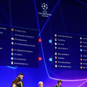 Kaka et Diego Forlan durant le tirage au sort de la Champions League dans la salle des Princes du Grimaldi Forum à Monaco le 30 août 2018. © Bruno Bebert / Bestimage