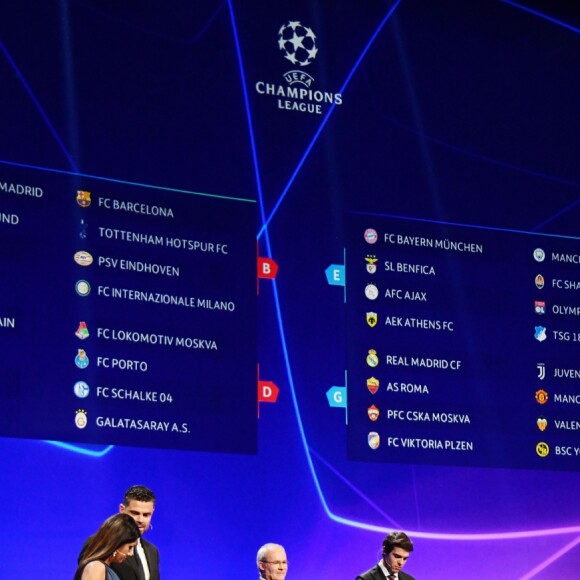 Kaka et Diego Forlan durant le tirage au sort de la Champions League dans la salle des Princes du Grimaldi Forum à Monaco le 30 août 2018. © Bruno Bebert / Bestimage
