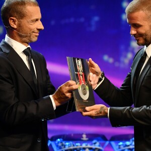 Aleksander Ceferin, le président de l'UEFA remet le prix du Président à David Beckham durant le tirage au sort de la Champions League dans la salle des Princes du Grimaldi Forum à Monaco le 30 août 2018. © Bruno Bebert / Bestimage