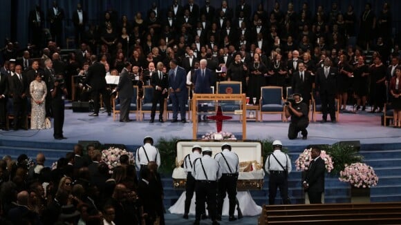 Aretha Franklin : Des funérailles grandioses, la chanteuse scintillante en doré