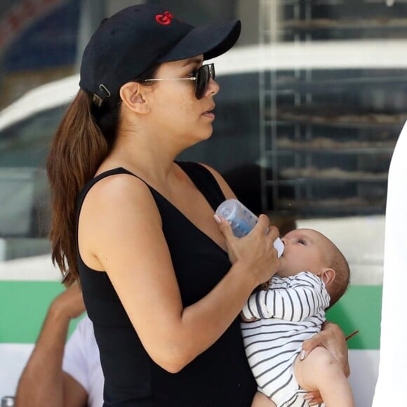 Exclusif - Eva Longoria et son mari Jose Baston ont été aperçus avec leur fils Santiago dans les rues de Beverly Hills, le 25 août 2018.