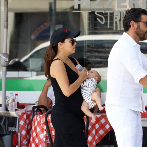 Exclusif - Eva Longoria et son mari Jose Baston ont été aperçus avec leur fils Santiago dans les rues de Beverly Hills, le 25 août 2018.