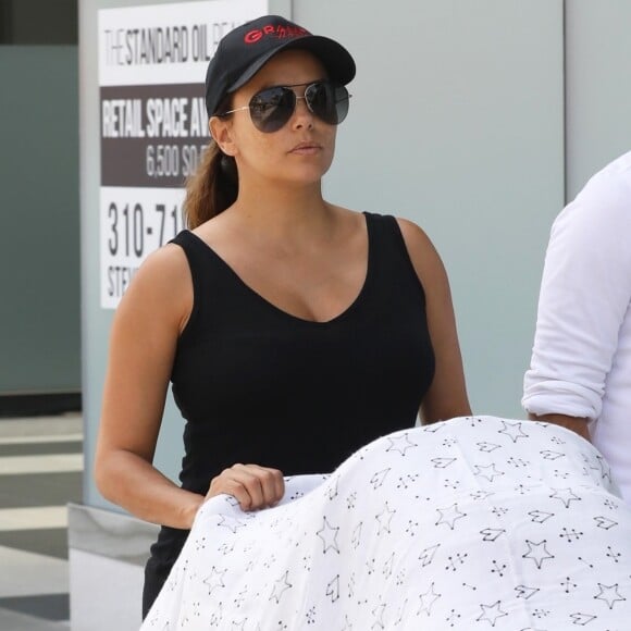 Exclusif - Eva Longoria et son mari Jose Baston ont été aperçus avec leur fils Santiago dans les rues de Beverly Hills, le 25 août 2018.