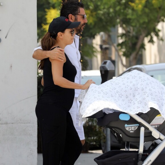 Exclusif - Eva Longoria et son mari Jose Baston ont été aperçus avec leur fils Santiago dans les rues de Beverly Hills, le 25 août 2018.