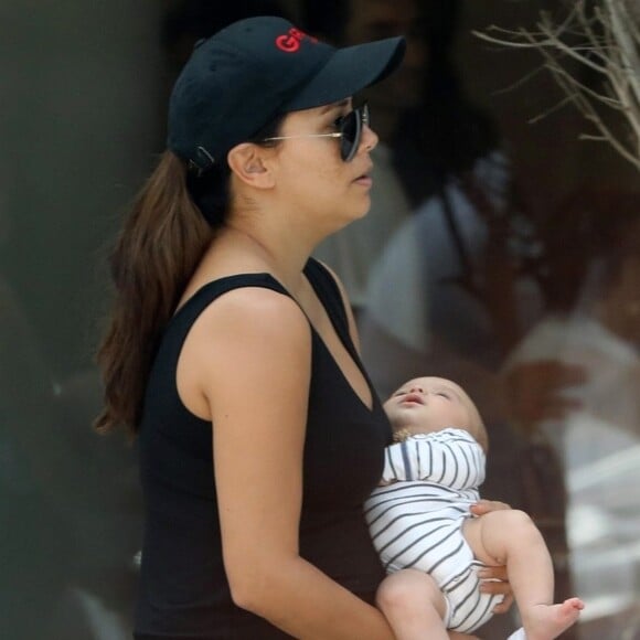 Exclusif - Eva Longoria et son mari Jose Baston ont été aperçus avec leur fils Santiago dans les rues de Beverly Hills, le 25 août 2018.