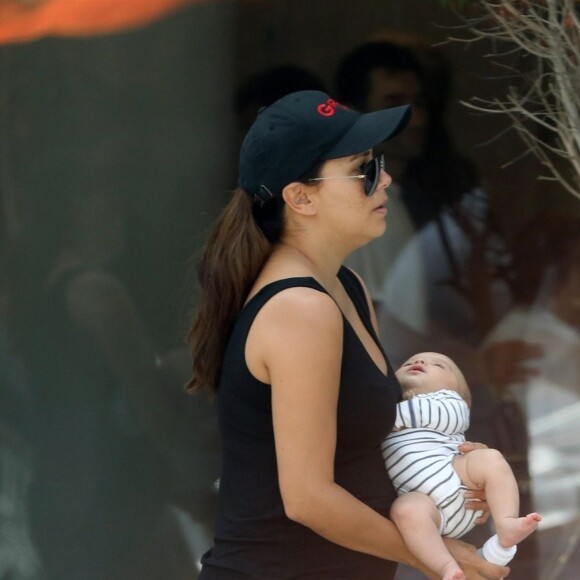 Exclusif - Eva Longoria et son mari Jose Baston ont été aperçus avec leur fils Santiago dans les rues de Beverly Hills, le 25 août 2018.