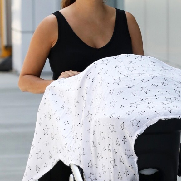 Exclusif - Eva Longoria et son mari Jose Baston ont été aperçus avec leur fils Santiago dans les rues de Beverly Hills, le 25 août 2018.