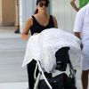 Exclusif - Eva Longoria et son mari Jose Baston ont été aperçus avec leur fils Santiago dans les rues de Beverly Hills, le 25 août 2018.