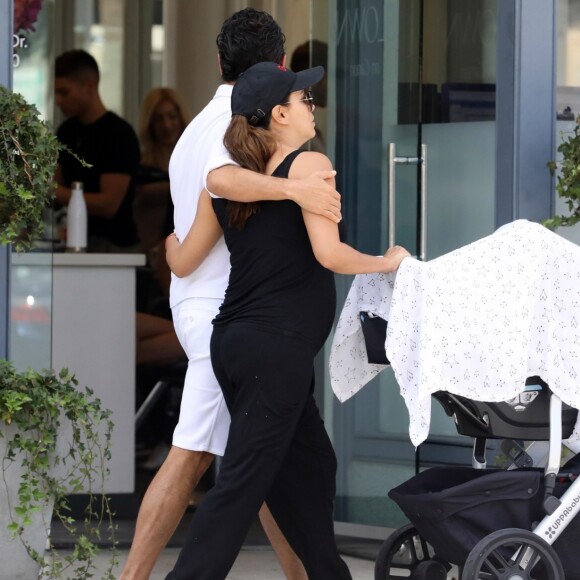 Exclusif - Eva Longoria et son mari Jose Baston ont été aperçus avec leur fils Santiago dans les rues de Beverly Hills, le 25 août 2018.