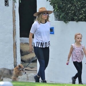 Exclusif - Kristen Bell promène son chien avec sa fille Lincoln Shepard à Los Angeles, le 10 mai 2018