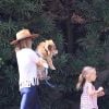 Exclusif - Kristen Bell promène son chien avec sa fille Lincoln Shepard à Los Angeles, le 10 mai 2018