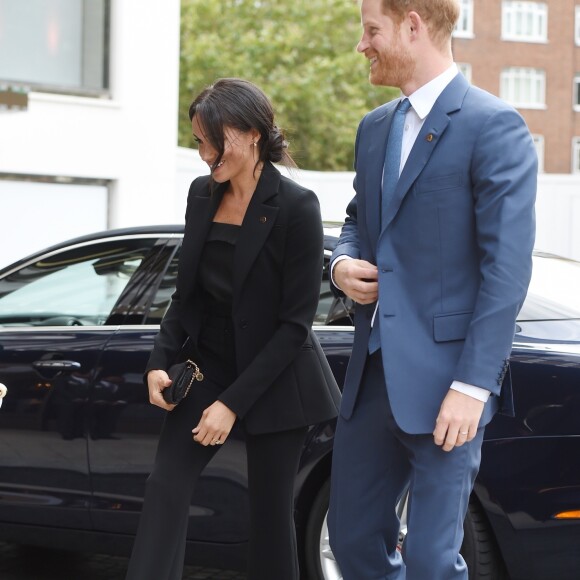 Le prince Harry, duc de Sussex, et Meghan Markle, duchesse de Sussex (en combinaison Altuzarra), arrivant à l'hôtel Royal Dorchester pour la cérémonie annuelle des WellChild Awards à Londres le 4 septembre 2018.