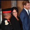 Le prince Harry et la duchesse Meghan de Sussex (Meghan Markle), ici complice avec un officier, lors de la soirée des WellChild Awards à l'hôtel Royal Dorchester à Londres le 4 septembre 2018.