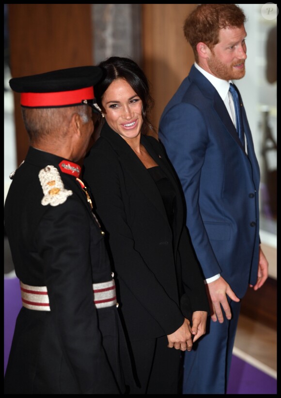 Le prince Harry et la duchesse Meghan de Sussex (Meghan Markle), ici complice avec un officier, lors de la soirée des WellChild Awards à l'hôtel Royal Dorchester à Londres le 4 septembre 2018.