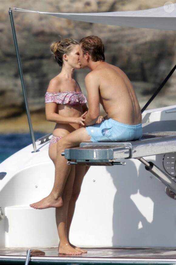Nico Rosberg et sa femme Vivian Sibold passent une journée romantique sur un bateau sous le soleil de Formentera en Espagne, le 4 septembre 2018.
