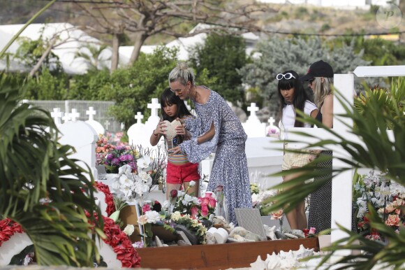 Laeticia Hallyday, ses filles Jade et Joy et Sylviane (la nounou) sont allées se recueillir sur la tombe de J.Hallyday au cimetière marin de Lorient à Saint-Barthélemy, le 16 avril 2018.