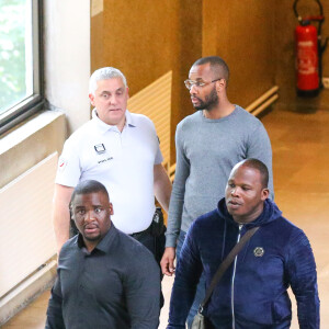 - Les rappeurs Kaaris et Booba, ainsi que neuf autres prévenus, ont été jugés ce jeudi devant le tribunal correctionnel de Créteil pour violences aggravées et vols en réunion après leur bagarre à Orly le 1er août dernier le 6 septembre 2018. Après plus de dix heures d'audience, jeudi le procureur a requis une peine de douze mois de prison avec sursis contre les deux rappeurs, se refusant de faire une différence entre les deux camps.