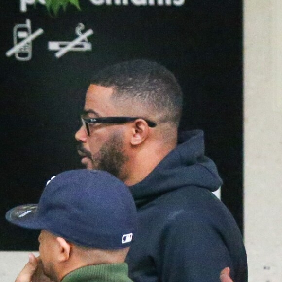 Les rappeurs Kaaris et Booba, ainsi que neuf autres prévenus, ont été jugés ce jeudi devant le tribunal correctionnel de Créteil pour violences aggravées et vols en réunion après leur bagarre à Orly le 1er août dernier le 6 septembre 2018. Après plus de dix heures d'audience, jeudi le procureur a requis une peine de douze mois de prison avec sursis contre les deux rappeurs, se refusant de faire une différence entre les deux camps.