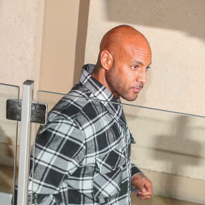 Booba, de son vrai nom Élie Yaffa - Les rappeurs Kaaris et Booba, ainsi que neuf autres prévenus, ont été jugés ce jeudi devant le tribunal correctionnel de Créteil pour violences aggravées et vols en réunion après leur bagarre à Orly le 1er août dernier le 6 septembre 2018. Après plus de dix heures d'audience, jeudi le procureur a requis une peine de douze mois de prison avec sursis contre les deux rappeurs, se refusant de faire une différence entre les deux camps.